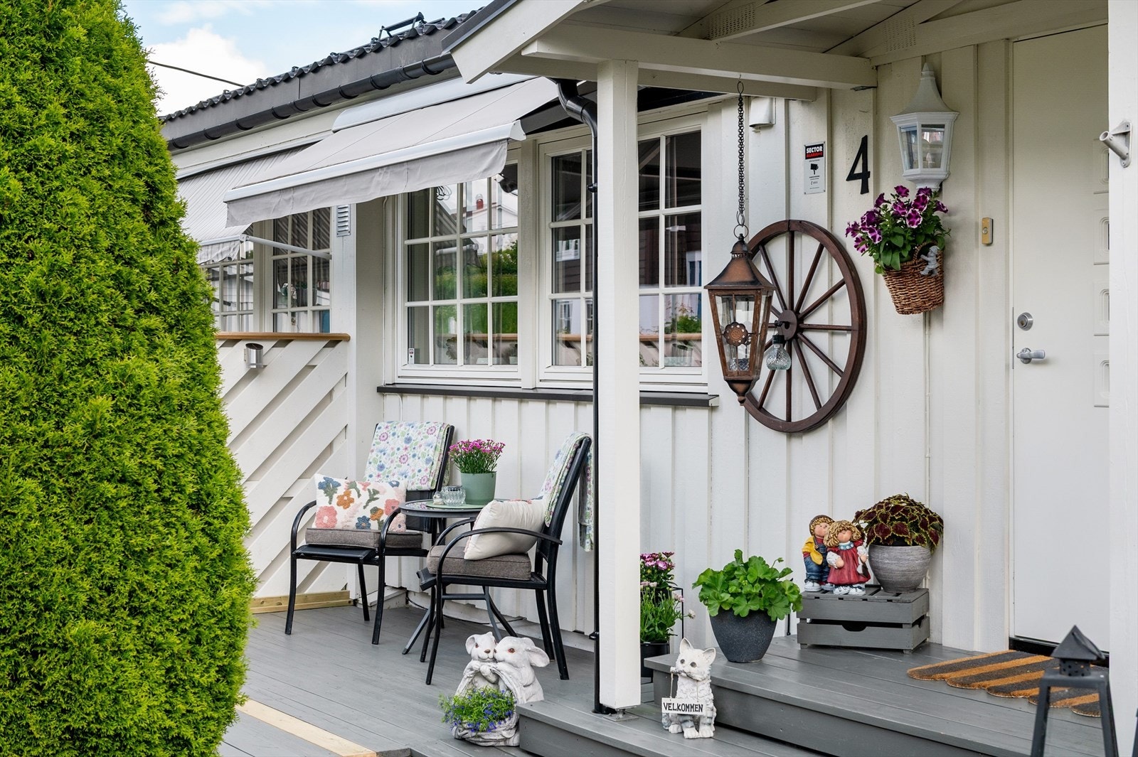 Koselig inngangsparti og terrasse. Galleribilde