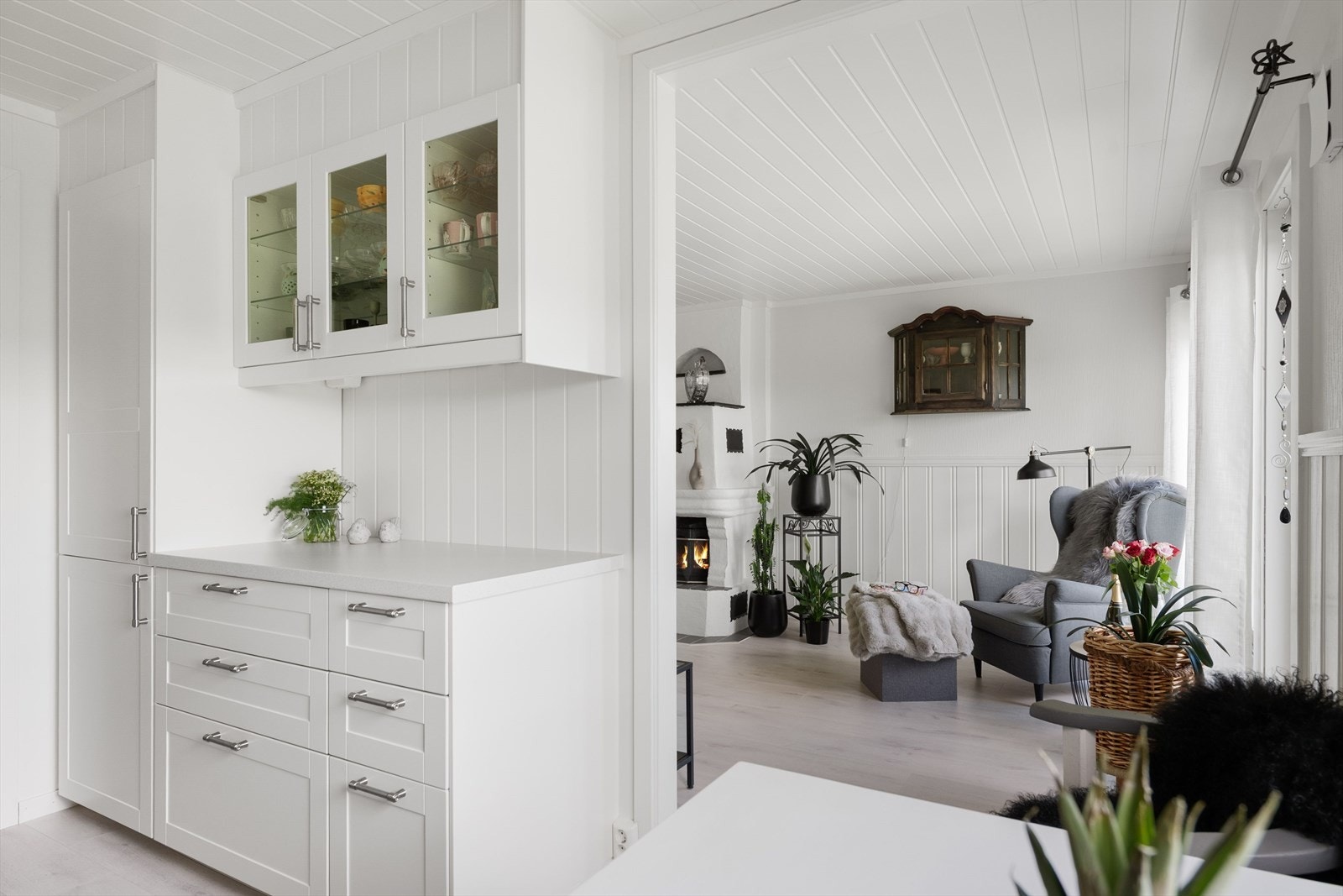 Innredningen er todelt og har generelt godt med skap- og benkeplass. Galleribilde