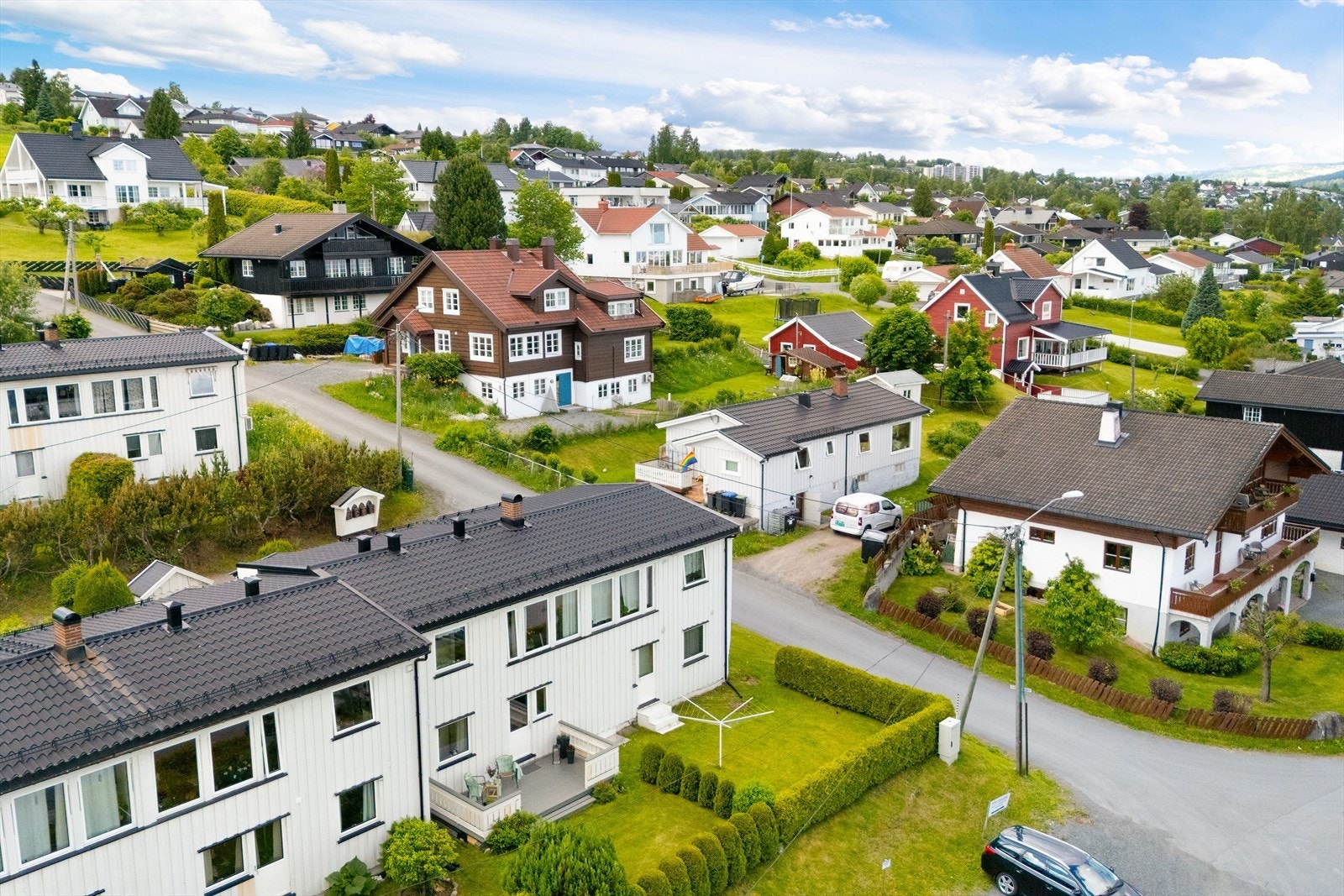 Dronebilde av rekkehus og ditt nye nabolag. Galleribilde