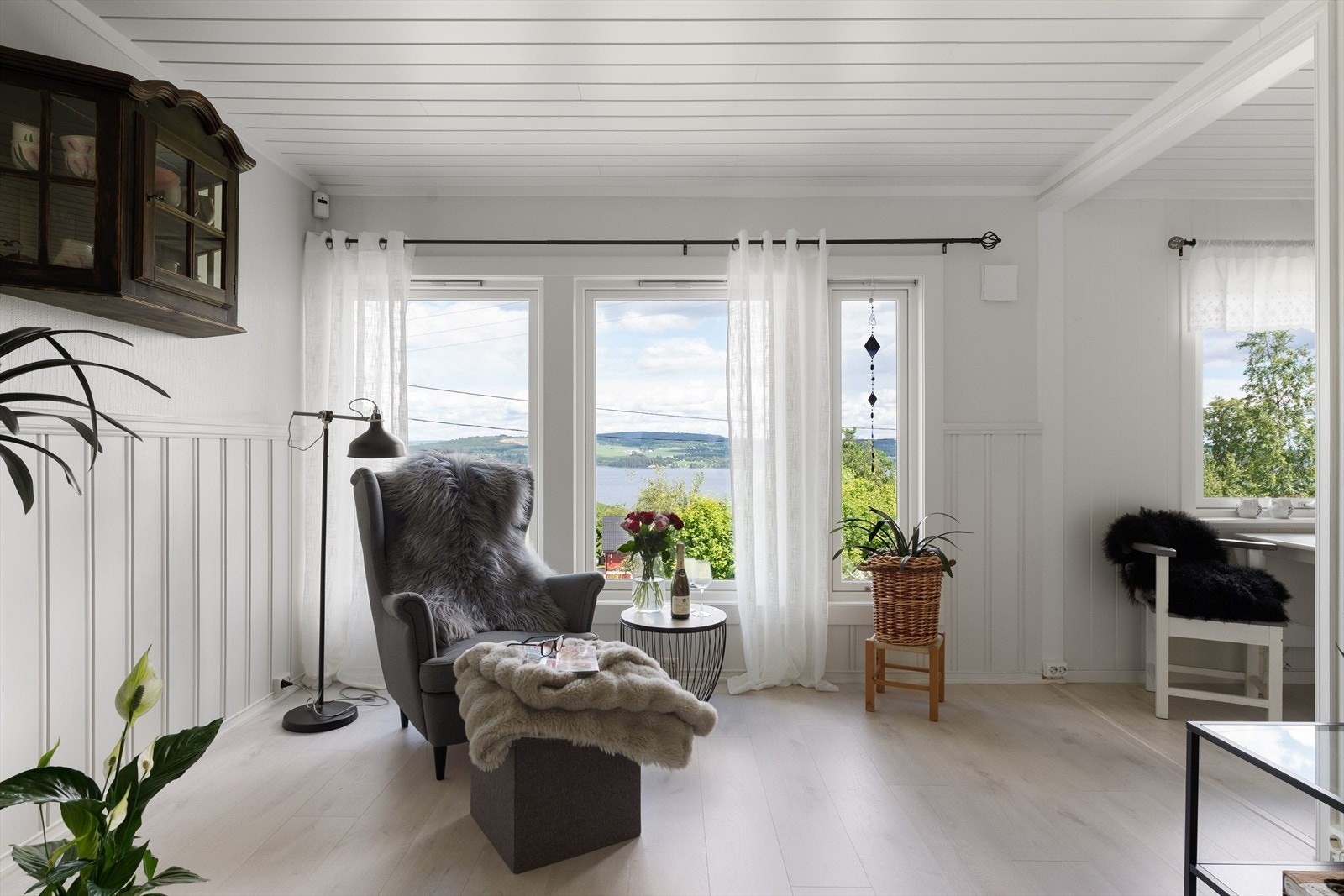 Mot øst er det flott utsikt mot Mjøsa fra stuen. Galleribilde