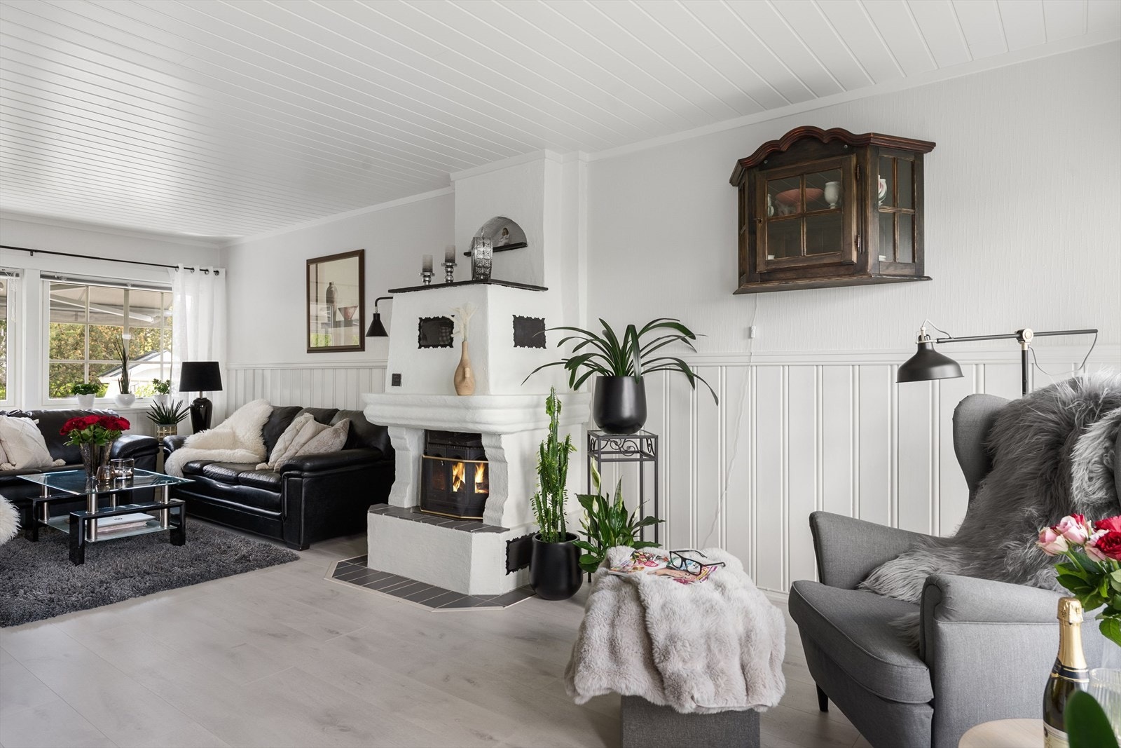 Peisovnen er et fint skille for å møblere opp stuen i flere soner. Galleribilde