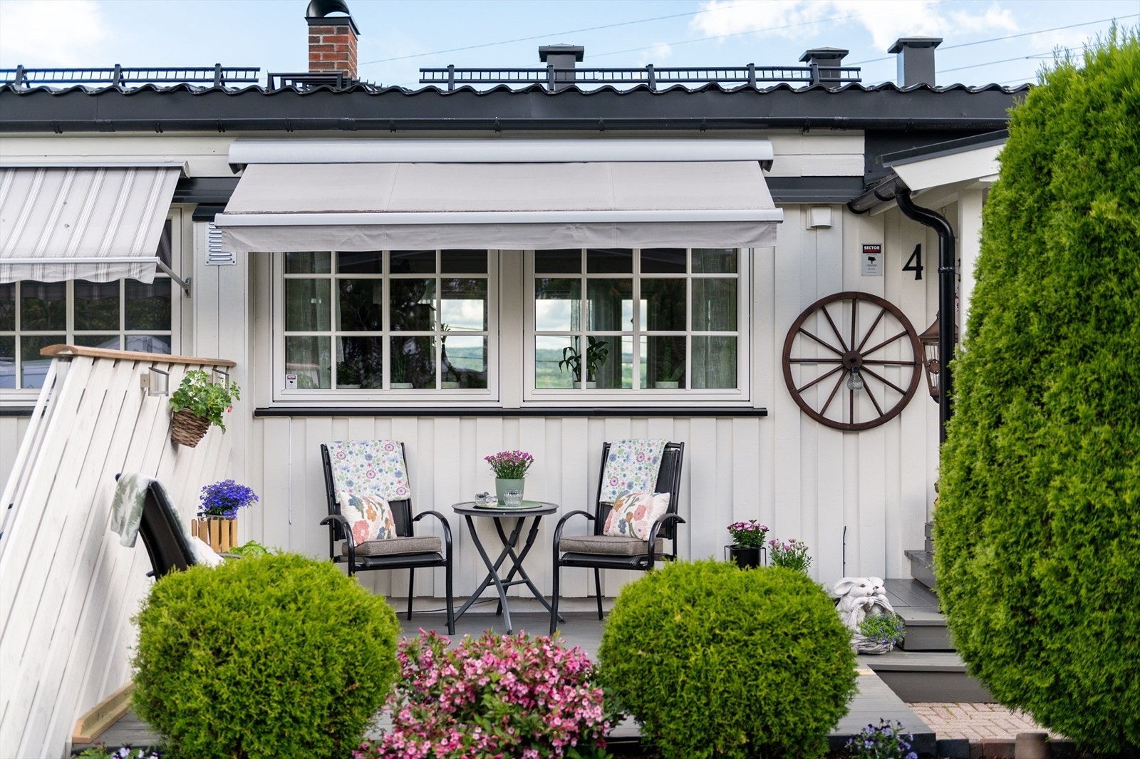 Boligen har to fine uteplasser. Her terrasseplatting mot vest med gode solforhold, terrassemarkise og overbygget inngangsparti. Galleribilde