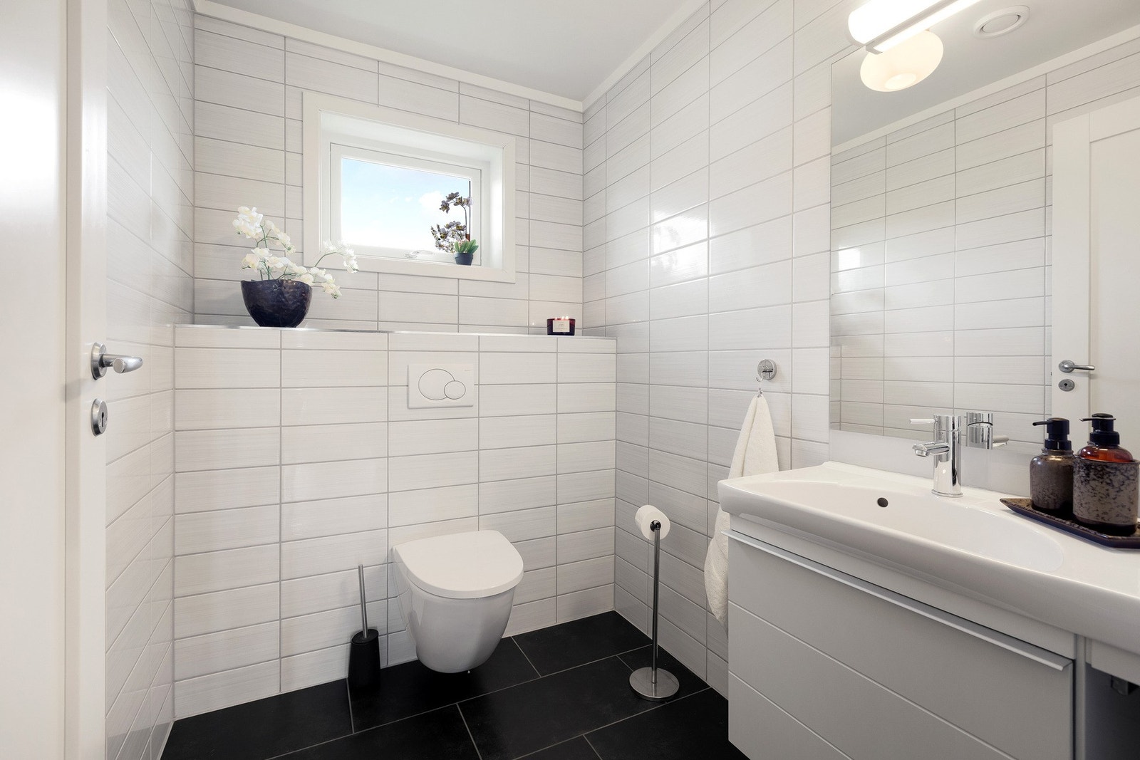 Et flislagt separat wc-rom i 1. etasjen med vegghengt toalett. Galleribilde