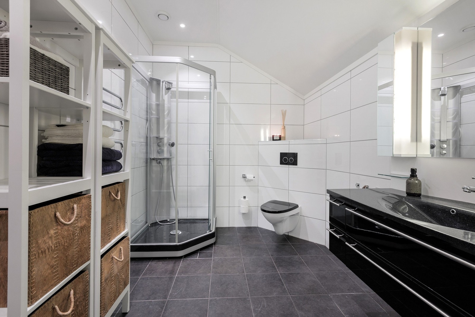 Badet er innredet med stort dusjkabinett og baderomsinnredning med mye plass. Galleribilde