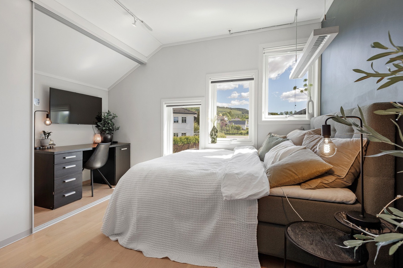 Et av soverommene i 2. etasje har en stor skyvedørsgarderobe. Galleribilde