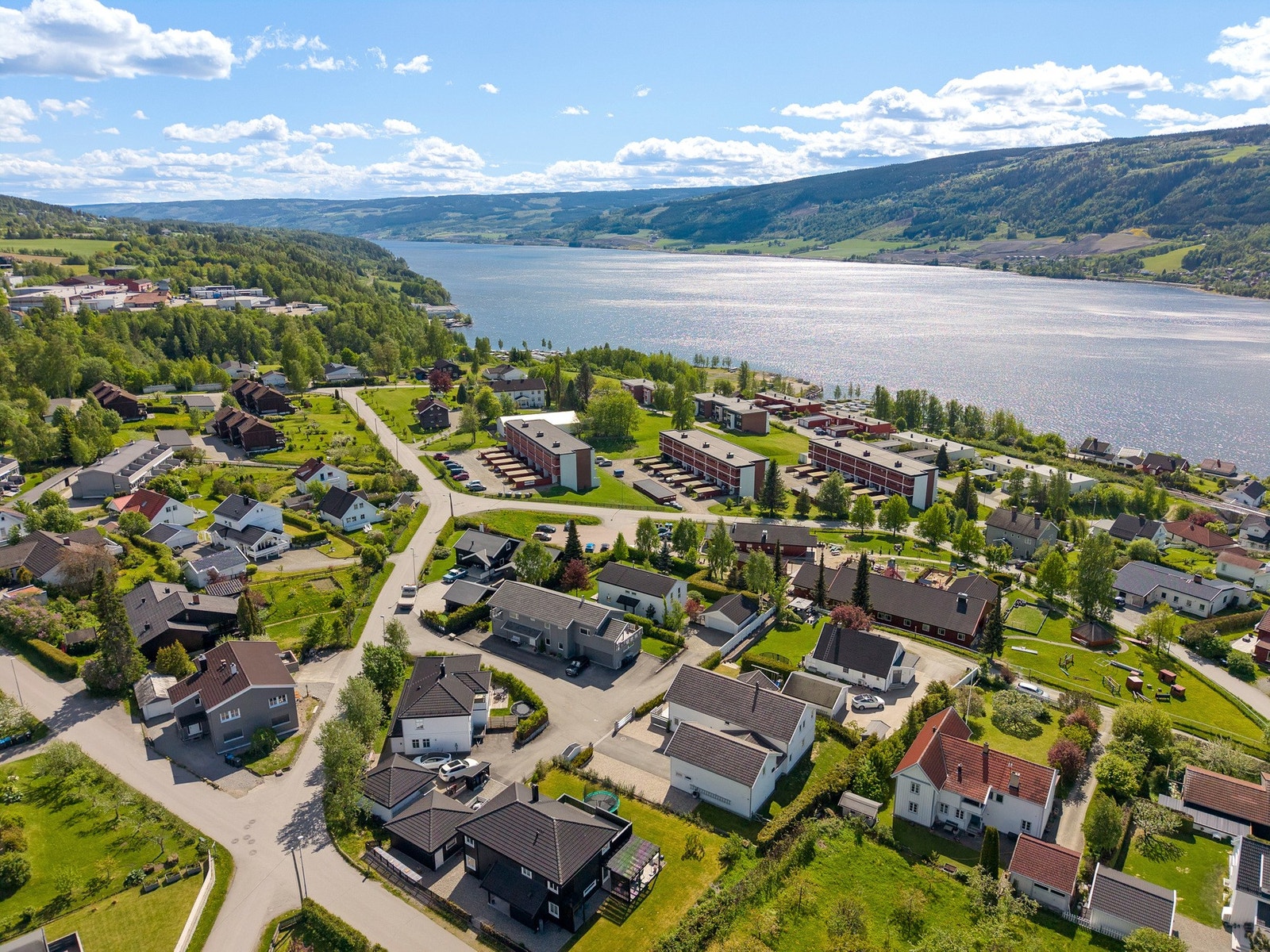 Flotte turmuligheter i nærområdet med kort avstand, bl.a opp til Maihaugen og ned til Strandpromenaden ved Mjøsa. Galleribilde
