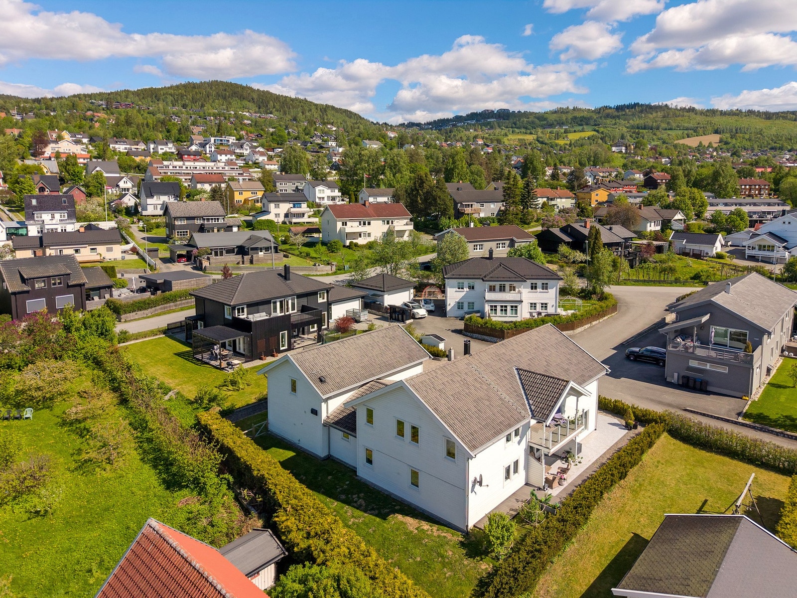 Eneboligen ligger på et nyere etablert boligfelt, kun 10 minutters gange fra sentrum av Lillehammer. Galleribilde