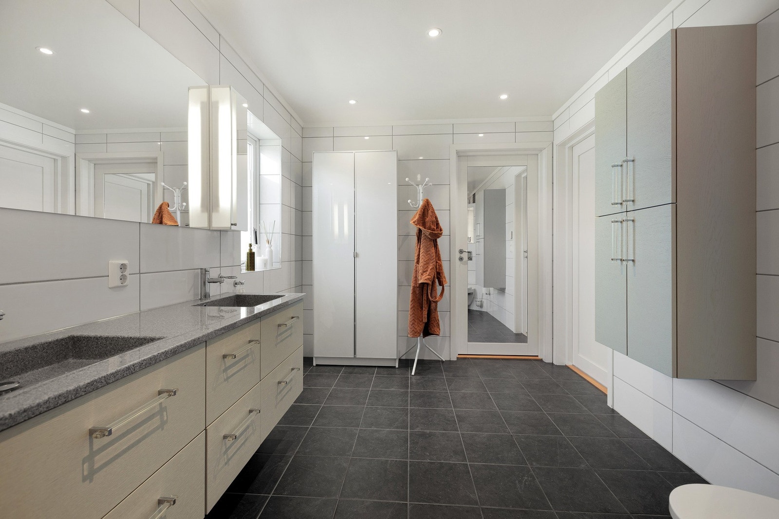 Fra badet er det dør direkte inn til soverommet. Og inn til walk-in garderobe. Galleribilde