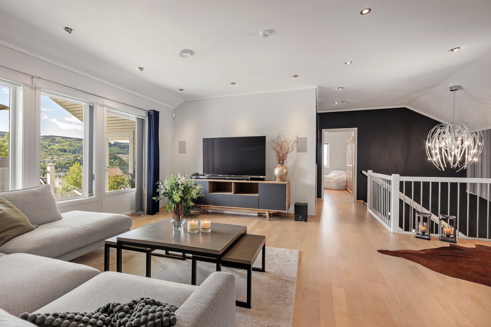 Stuen i 2. etasjen fremstår som lys og innbydende. Galleribilde