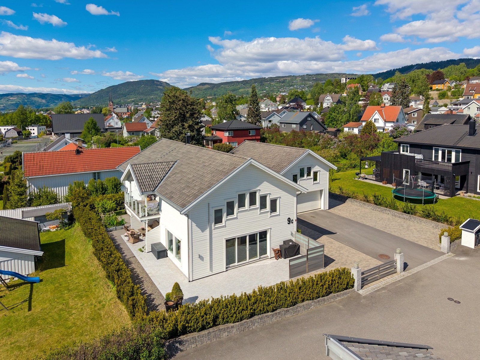 Terrassen har sol fra morgen til kveld. Her er delen med utgang fra kjøkkenet. Galleribilde