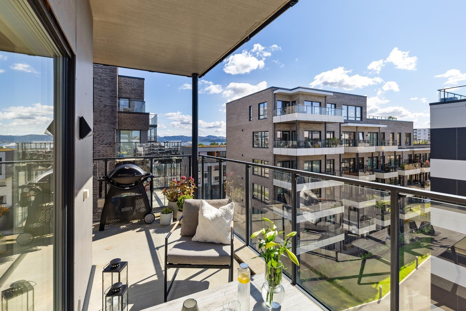 Balkongen på 12 m² er delvis overbygget og har god plass til utemøbler. Galleribilde