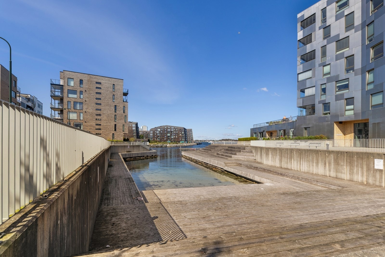 De felles uteområdene er pent opparbeidet og vedlikeholdes av sameiet. Galleribilde