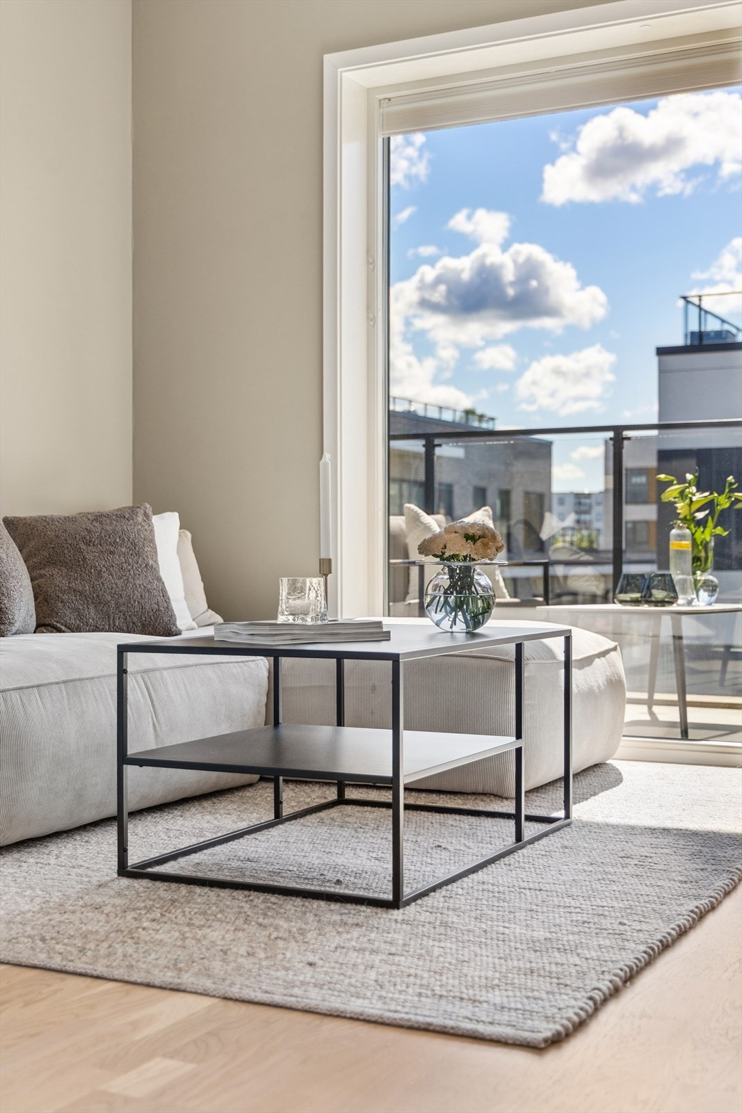 Fra stuen er det direkte utgang til balkongen gjennom en dør med 3-lags glass fra 2019. Galleribilde