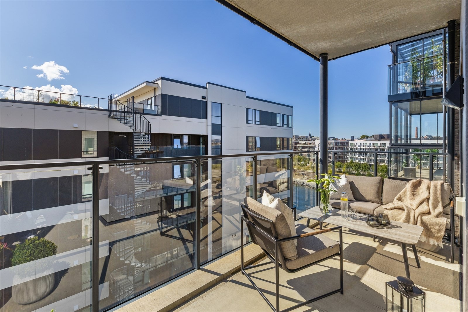 Rekkverket i glass og stål har en høyde på 1,22 meter, som sikrer utsikten. Galleribilde