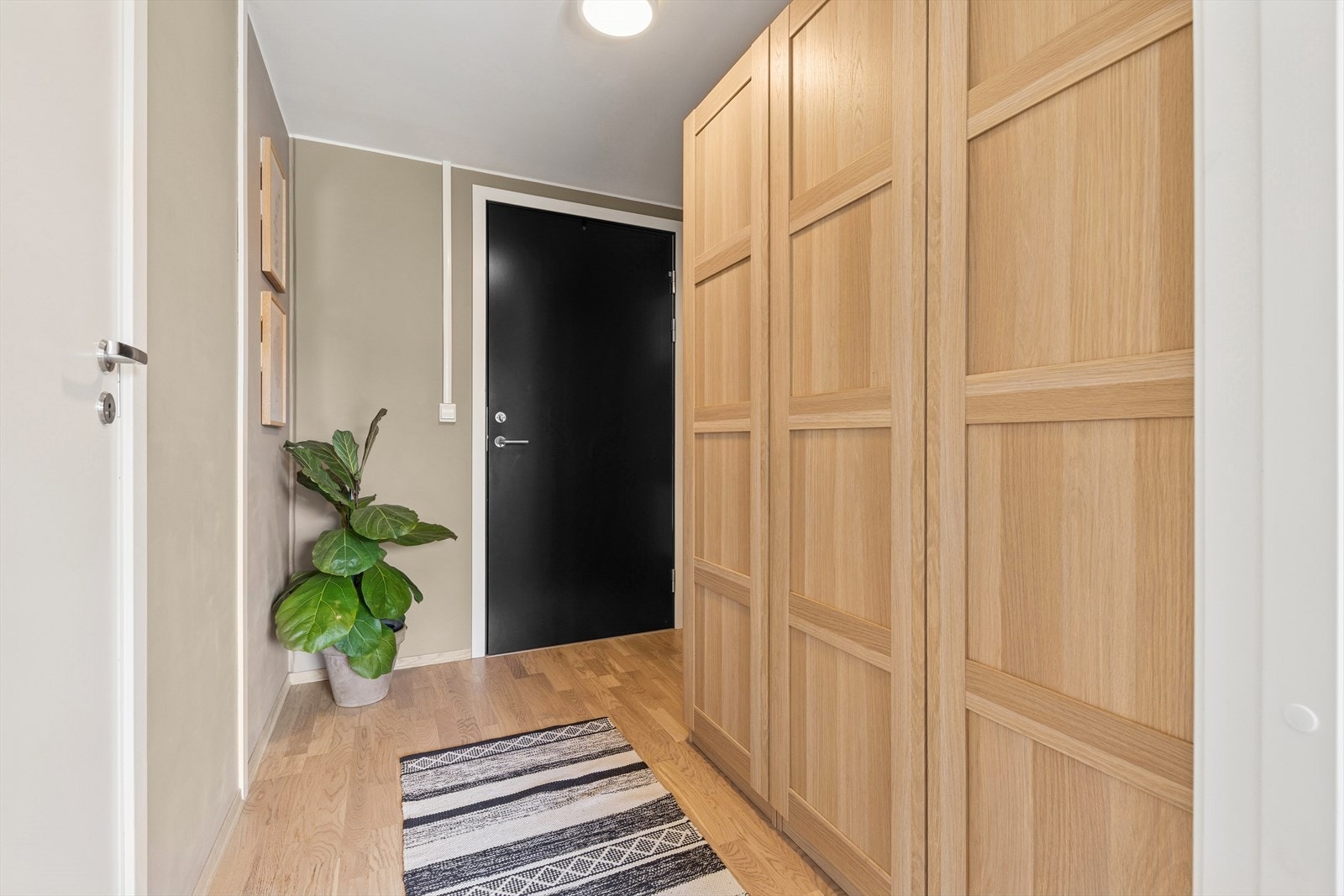 Entré med parkett på gulv, som er gjennomgående i hele leiligheten. Galleribilde