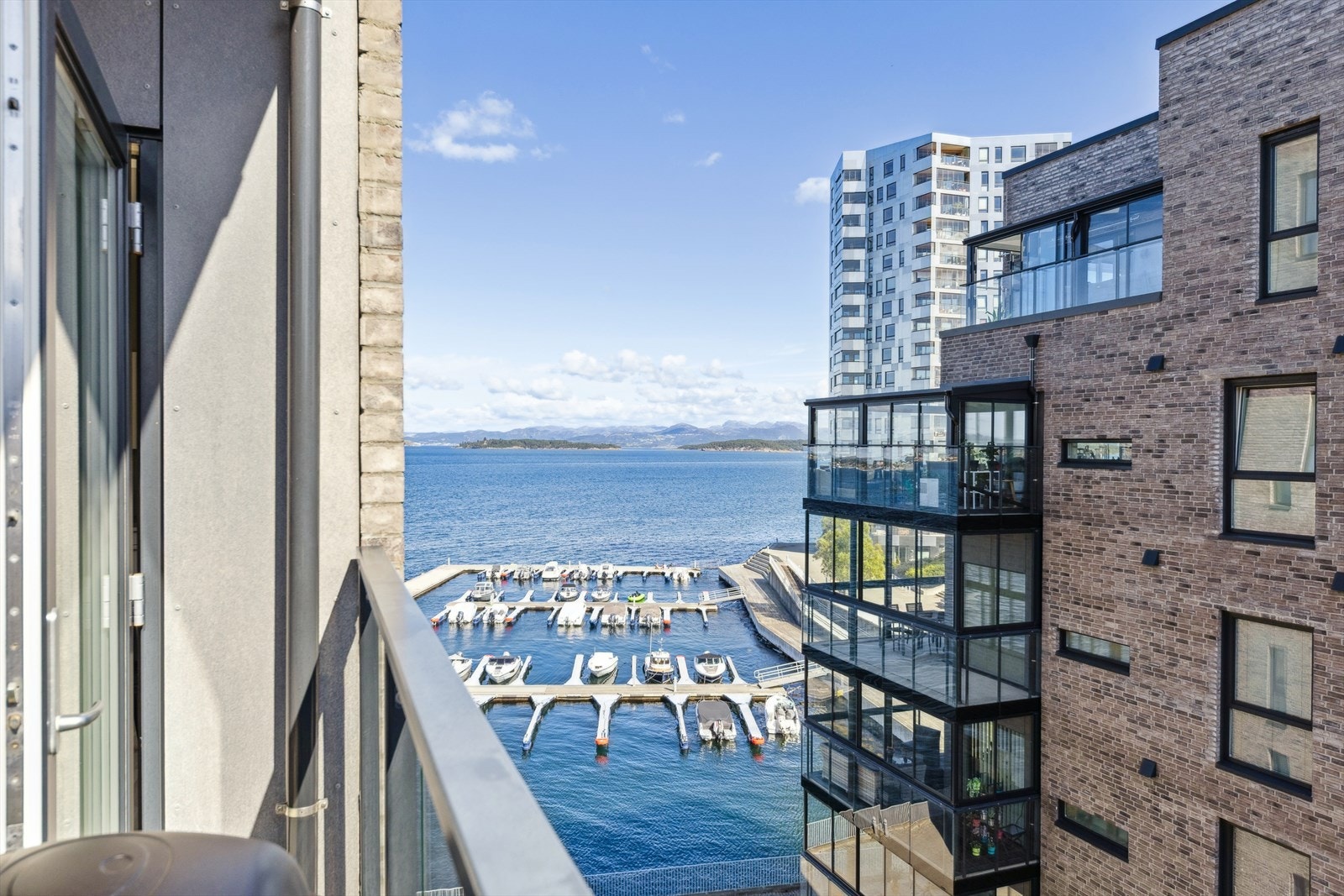Sameiet vedlikeholder en felles brygge og badevik i området. Galleribilde