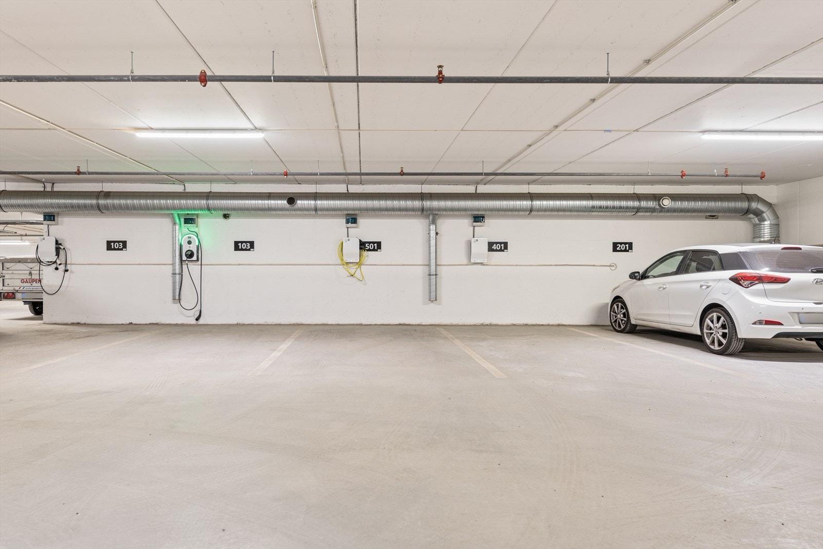 Leiligheten disponerer en egen parkeringsplass med elbillader i garasjeanlegget. Det er også gjesteparkering tilgjengelig. Galleribilde