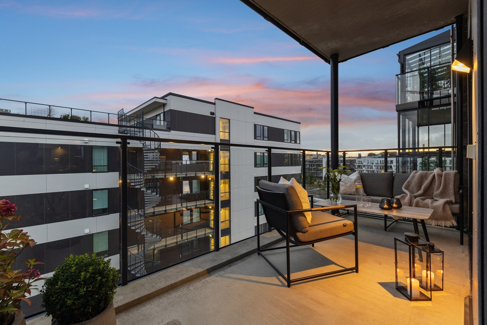 Her er det god plass til både sittegruppe og grill. Galleribilde