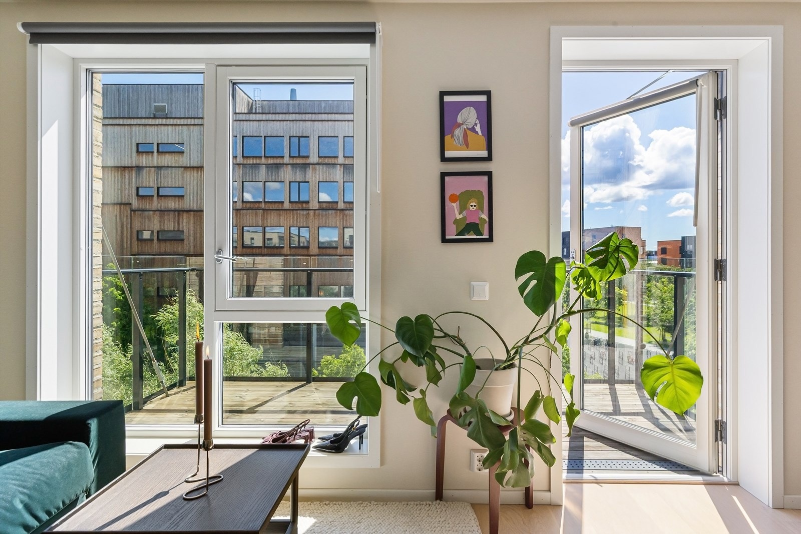 Lys og moderne leilighet med en gjennomtenkt planløsning og hyggelig balkong som fungerer som en naturlig forlengelse av oppholdsrommet. Galleribilde