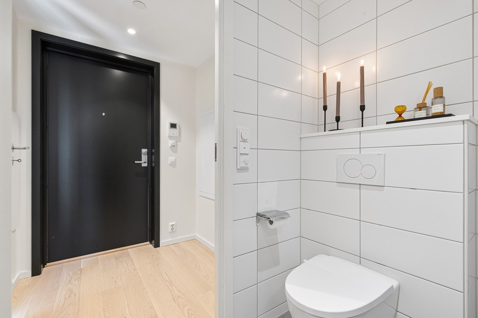 Badet har en gjennomtenkt innredning med vegghengt toalett, servantinnredning med god oppbevaringsplass og speil med belysning. Innfellbare glassdører i dusjsonen bidrar til et stilrent uttrykk og en praktisk romløsning. Galleribilde