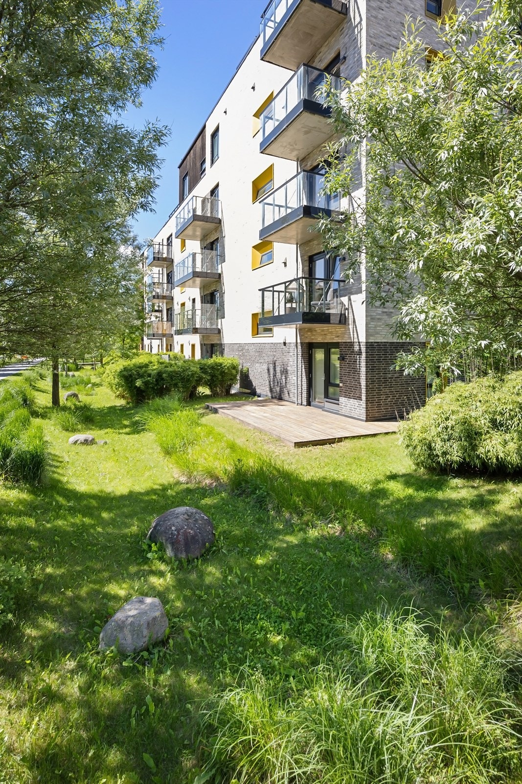 Sameiet har flotte fellesarealer med grønne plenområder, beplantning og hyggelige oppholdsplasser som bidrar til et trivelig bomiljø. Galleribilde