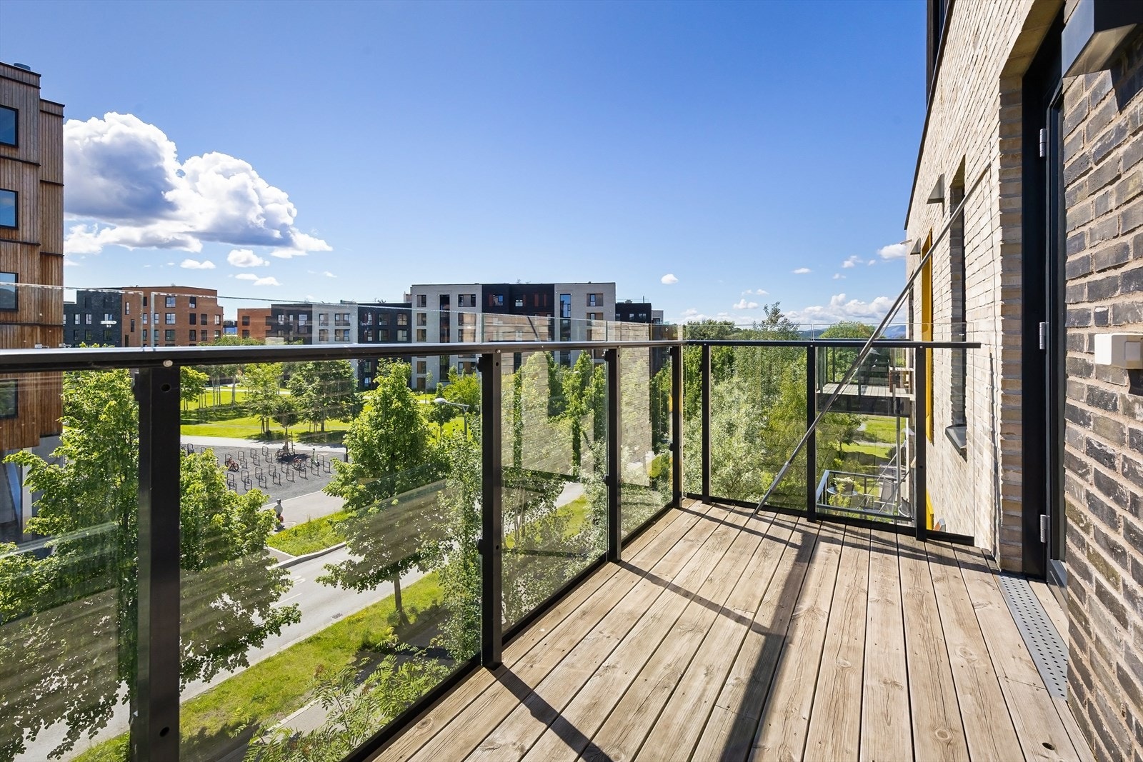 Balkongen har adkomst fra stuen og byr på gode solforhold samt en luftig og åpen utsikt. Her ligger forholdene godt til rette for både morgenkaffen, hyggelige måltider og rolige stunder gjennom sesongen. Galleribilde