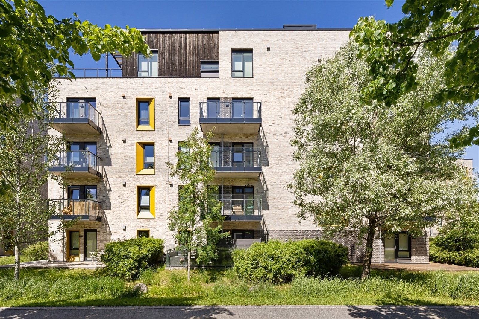 Balkongen ligger høyt og luftig til, og bidrar til leilighetens åpne og frie preg. Beliggenheten gir en god følelse av rom og luft rundt boligen. Galleribilde