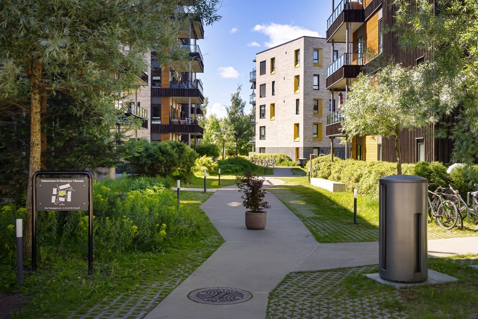 De gjennomtenkte uteområdene gir sameiet et grønt og innbydende preg, med gode muligheter for både rekreasjon og sosialt samvær. Galleribilde