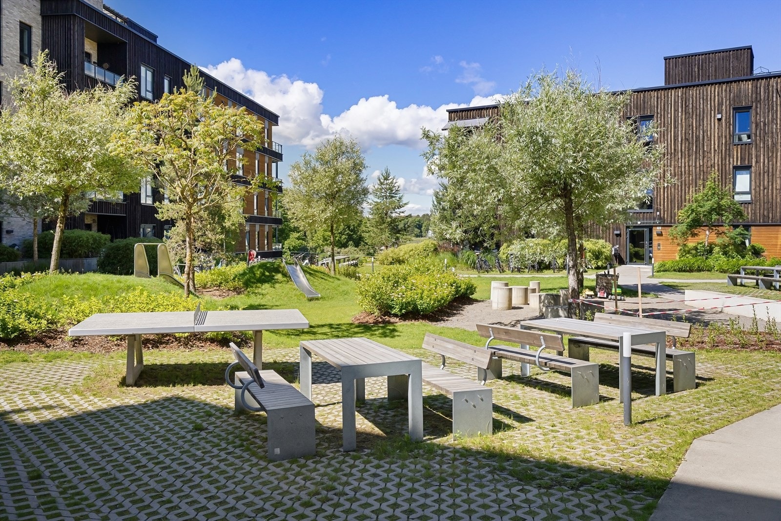 Velholdte fellesarealer med lekeplass og sittemuligheter gir gode rammer for både lek, avslapning og hyggelige stunder utendørs. Galleribilde