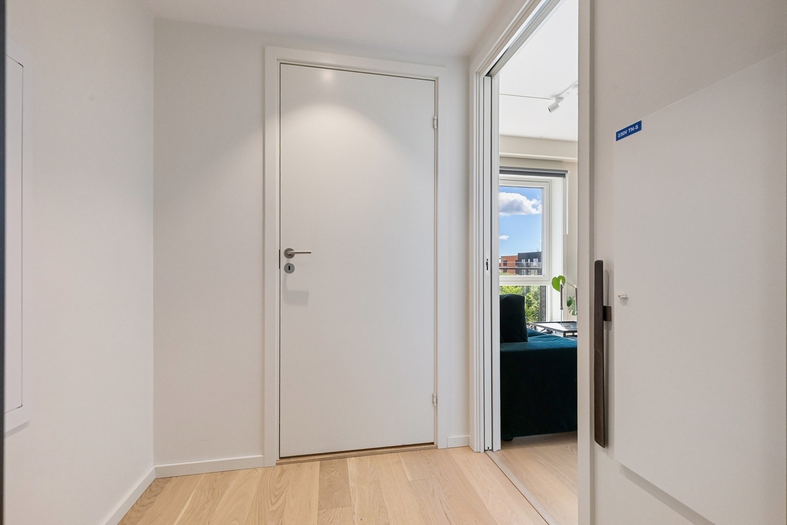 En ryddig og innbydende entré danner en hyggelig velkomstsone og gir et godt førsteinntrykk av leiligheten. Galleribilde