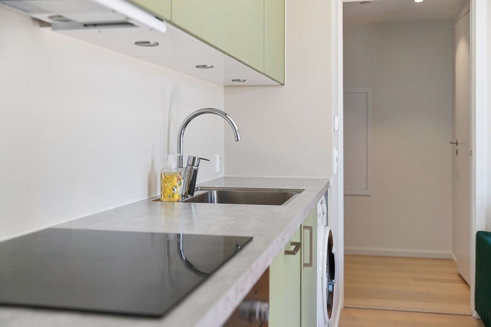 Integrert belysning under overskapene bidrar til gode arbeidsforhold og skaper en hyggelig stemning på kjøkkenet. Galleribilde