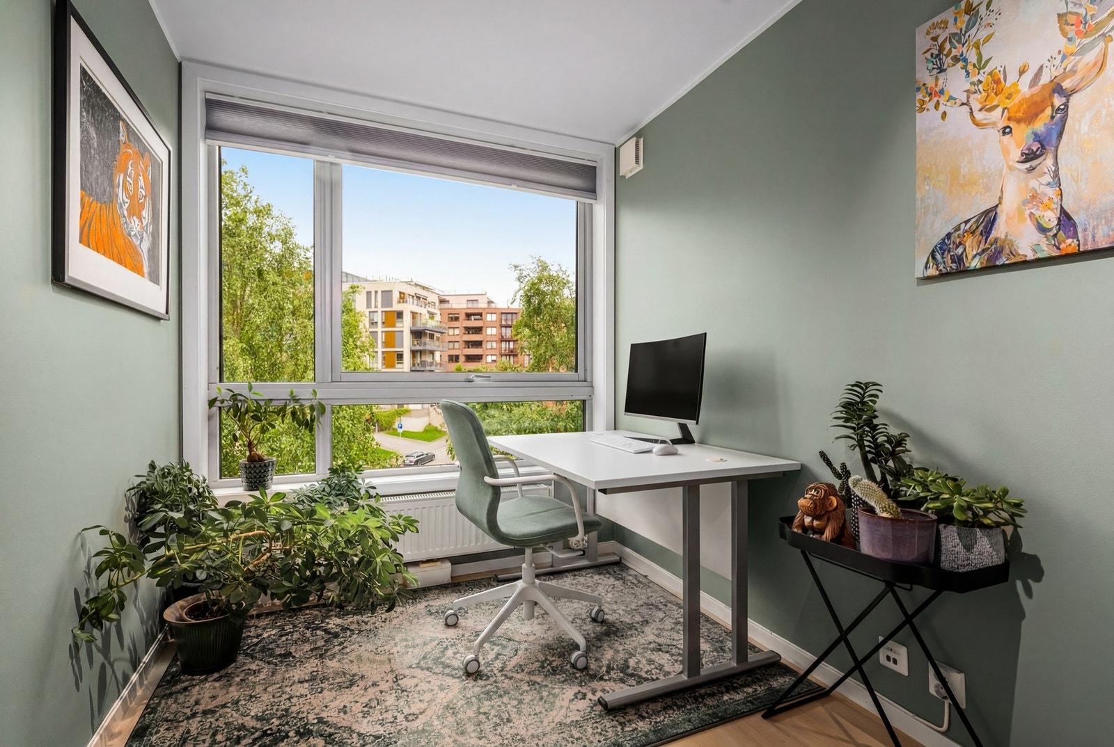 Soverommet har en stor vindusflate som slipper inn rikelig med lys. Det er også montert plissegardin i 2024. Galleribilde