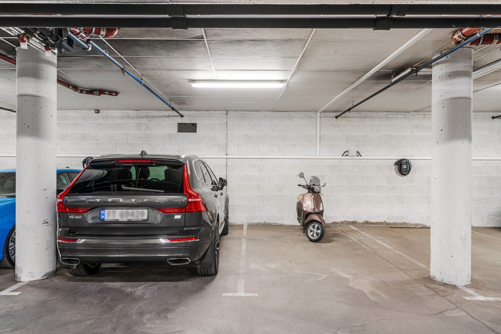 Leiligheten disponerer en garasjeplass med elbil-lader. Galleribilde