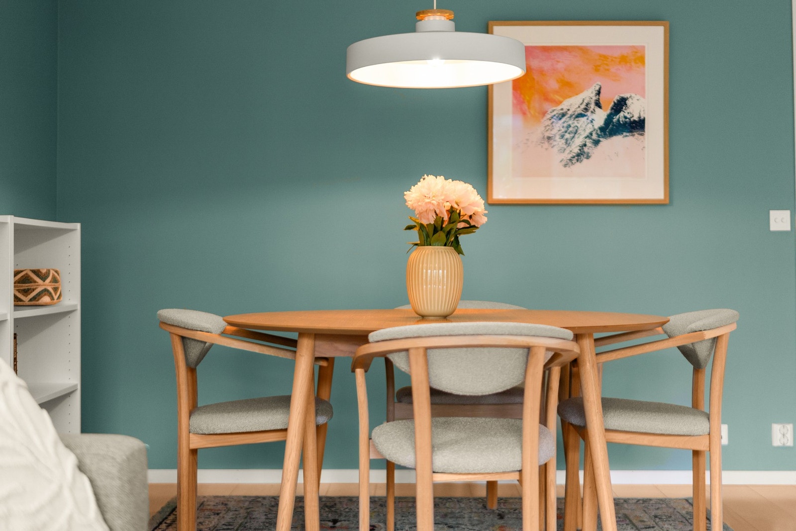 God standard med lys enstavs parkett på gulv, glatte overflater malt i en fin farge og skjult elektrisk anlegg. Galleribilde