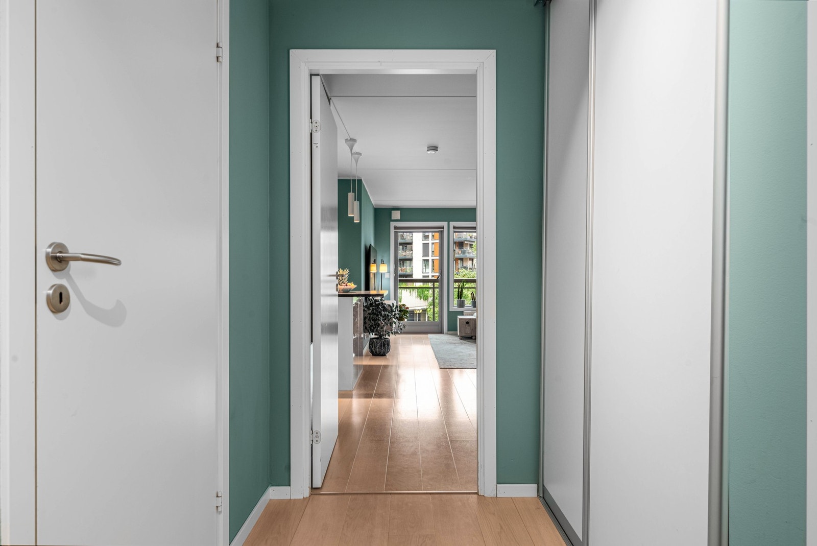 I entréen er det også god oppbevaringsplass i stor plassbygget skyvedørsgarderobe. Galleribilde