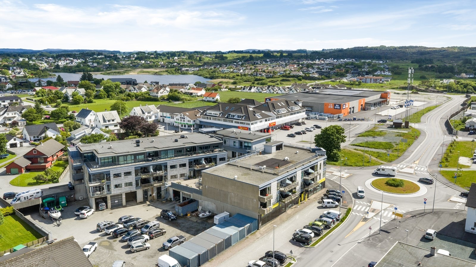 Leiligheten har en svært attraktiv og sentral beliggenhet i hjertet av Åkrehamn, med umiddelbar nærhet til et bredt utvalg av butikker, servicetilbud og fasiliteter. Galleribilde