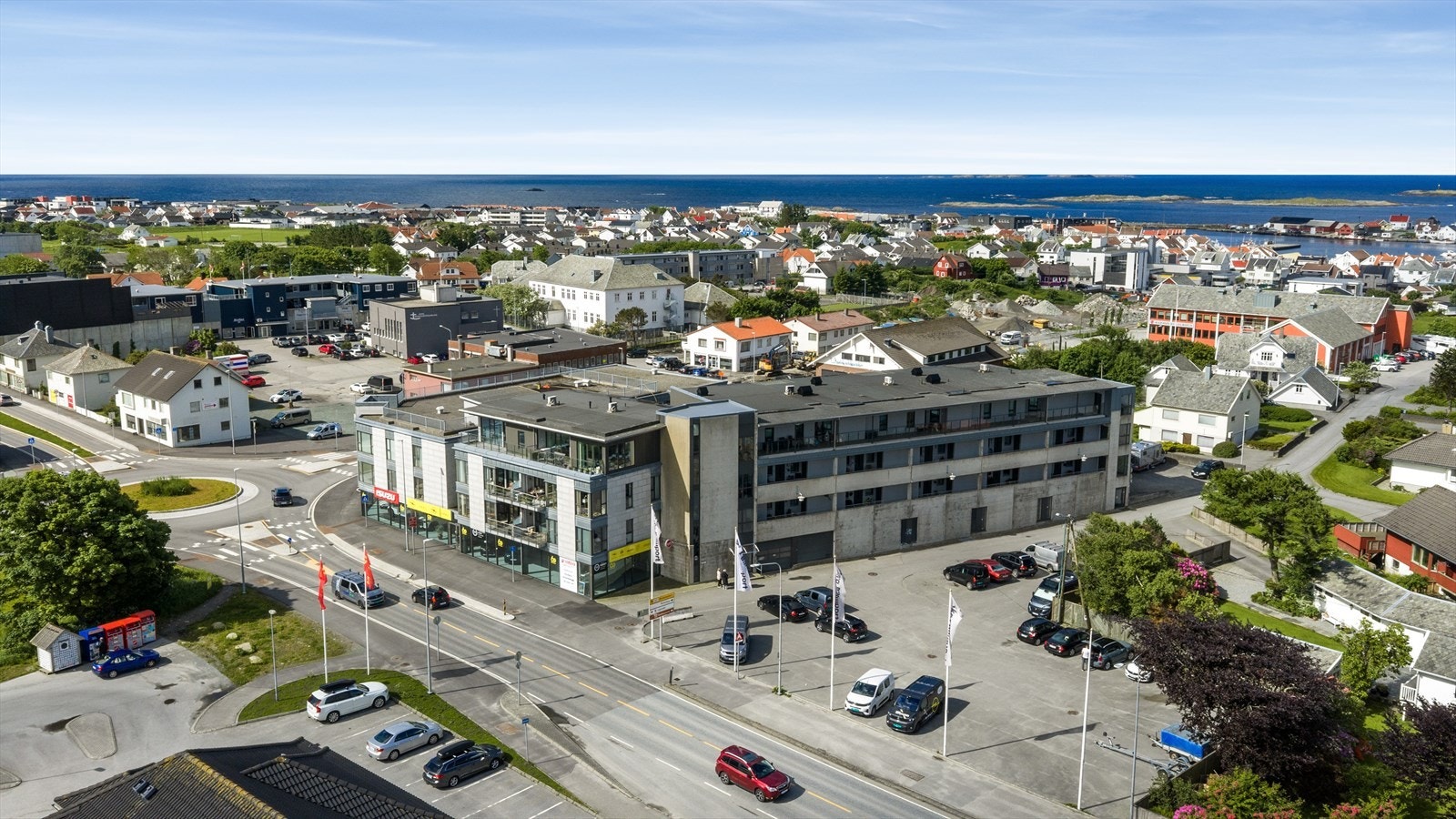 Området er godt tilrettelagt med kort avstand til barnehager, skoler, idrettsanlegg og fine turområder, noe som gjør beliggenheten både praktisk og attraktiv for ulike behov. Galleribilde