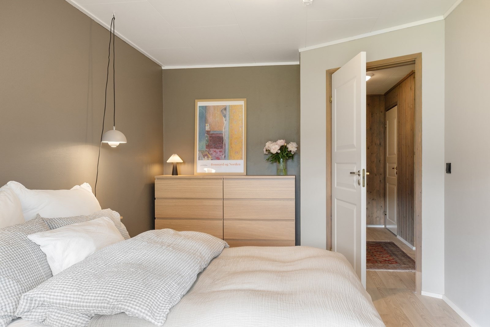 Soverommet har god plass til dobbeltseng og oppbevaringsmøbler. Galleribilde