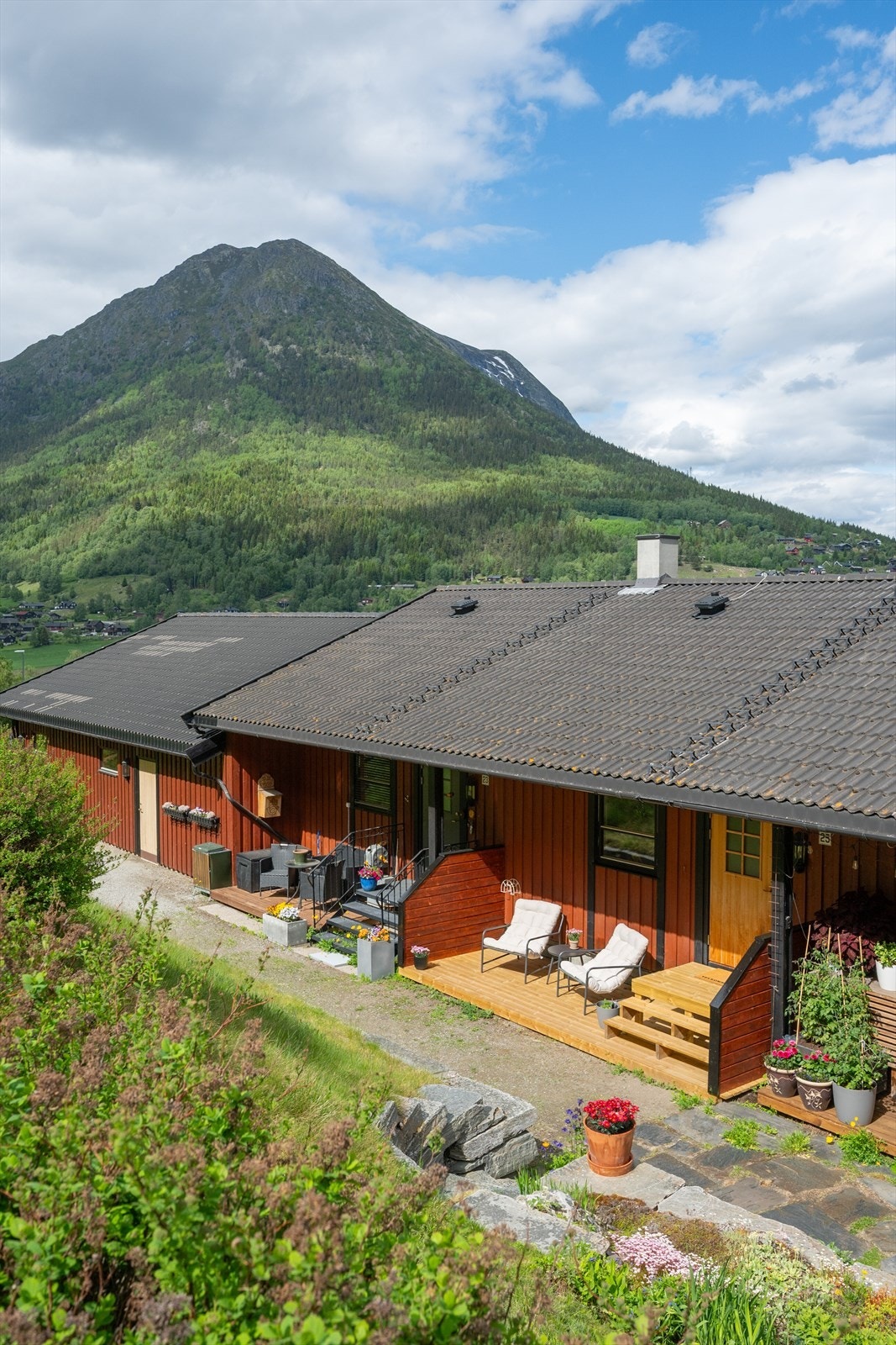 Hyggelig og skjermet uteplass ved inngangspartiet. Velkommen på visning! Galleribilde