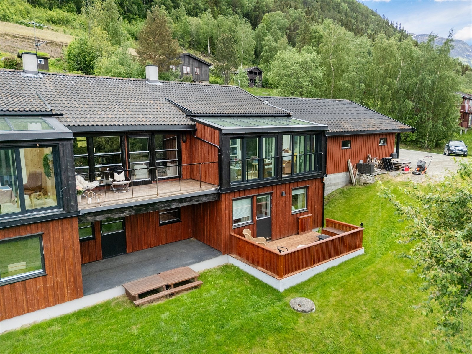 Øvre Ulstadveg 25 er den midterste av de tre rekkehusleiligheten. Leiligheten er over to plan. Galleribilde