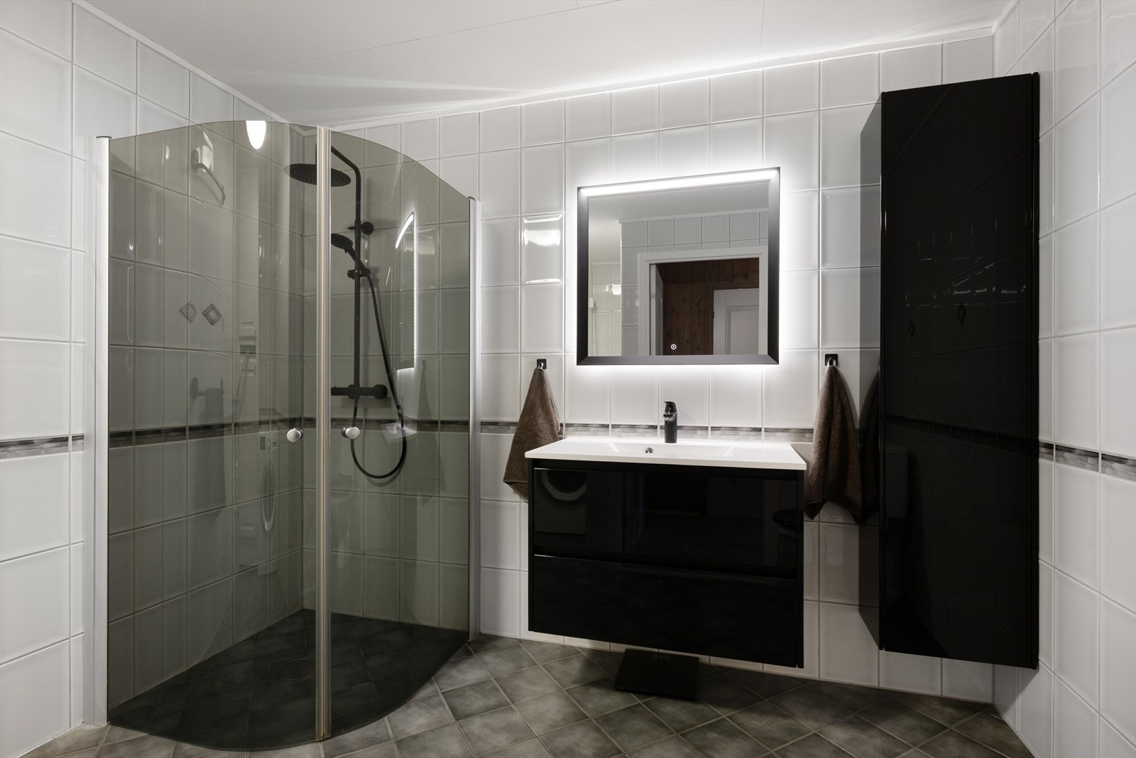 Badet er romslig og fint, med delikat servant, dusj og skap. Galleribilde