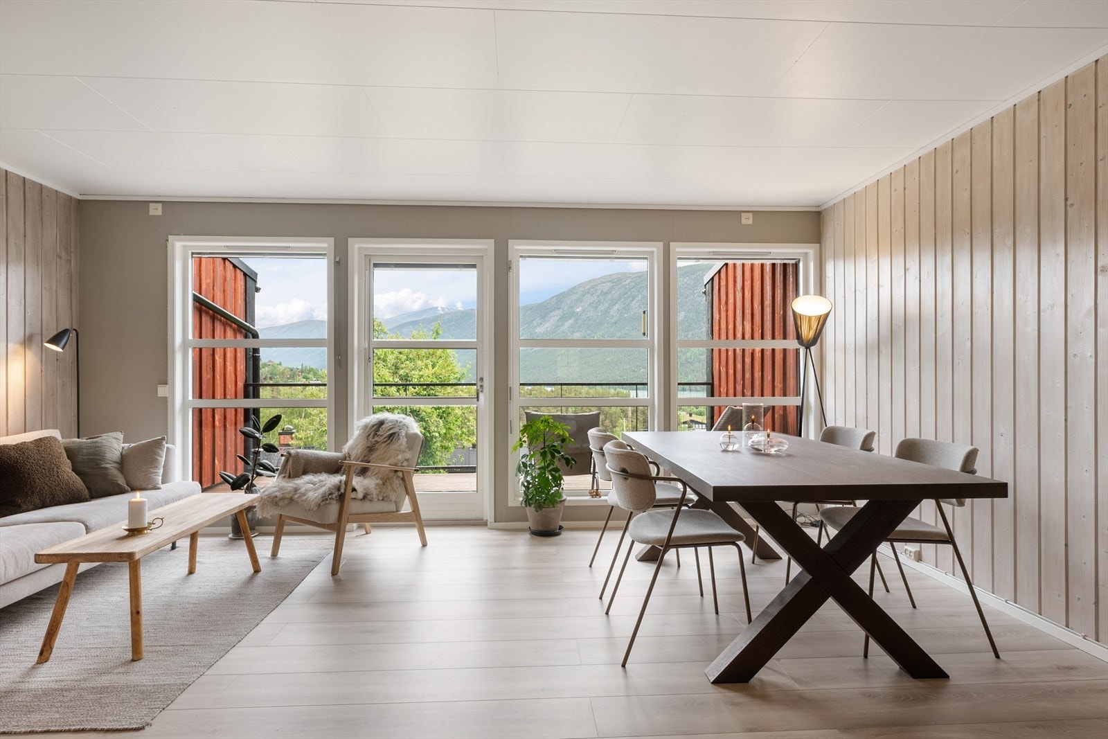 Store vindusflater slipper inn godt med naturlig belysning. Galleribilde