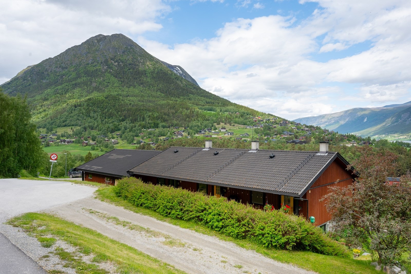 Boligen ligger i et etablert og rolig boligområde, med svært fin utsikt mot Lomseggen. Galleribilde