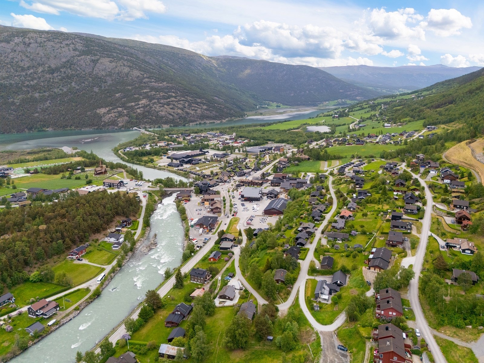 Fra eiendommen er det kort vei til Lom sentrum med ulike servicetilbud. Galleribilde