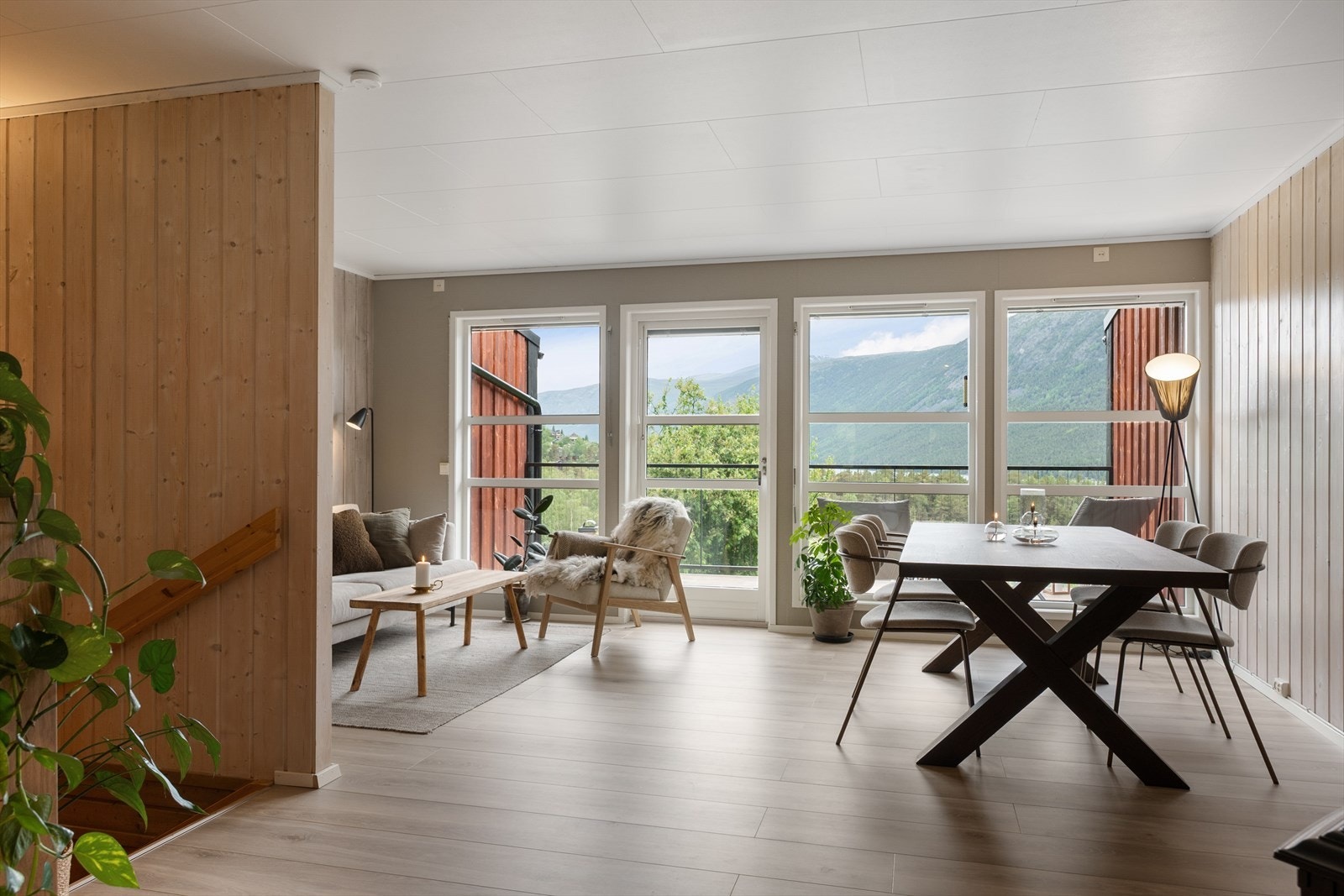 Stuen er romslig og har plass til både spisebord og sofagruppe. Galleribilde
