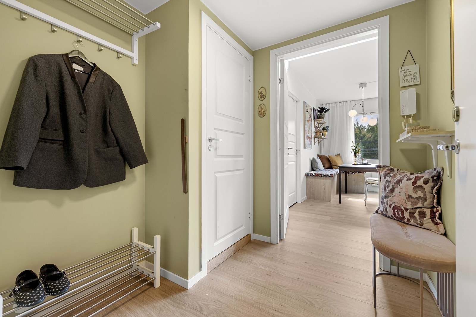 Fra entréen er det inngang til badet og videre inn til stuen. Galleribilde