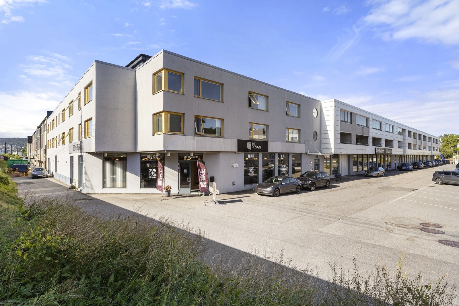 Bygget ligger sentralt på Åråsen, med kort vei til Lillestrøm sentrum og offentlig transport. Galleribilde