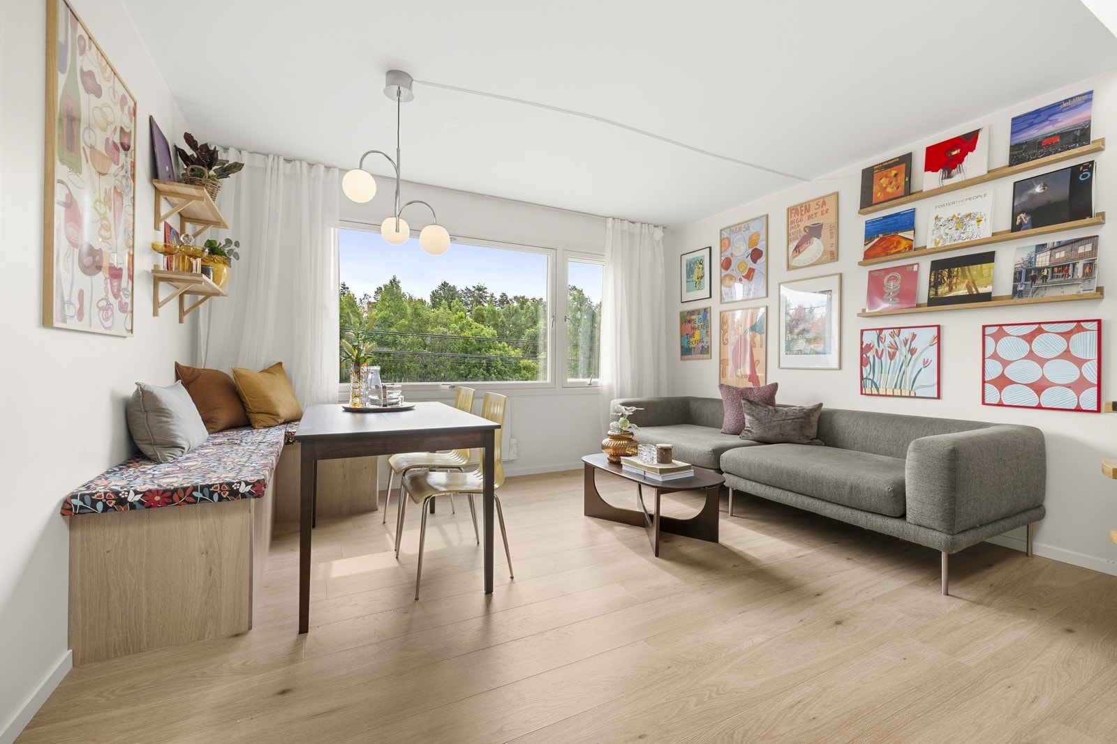 Stuen har plass til både sofagruppe og spiseplass, med gjennomgående laminatgulv i hele hovedetasjen. Galleribilde