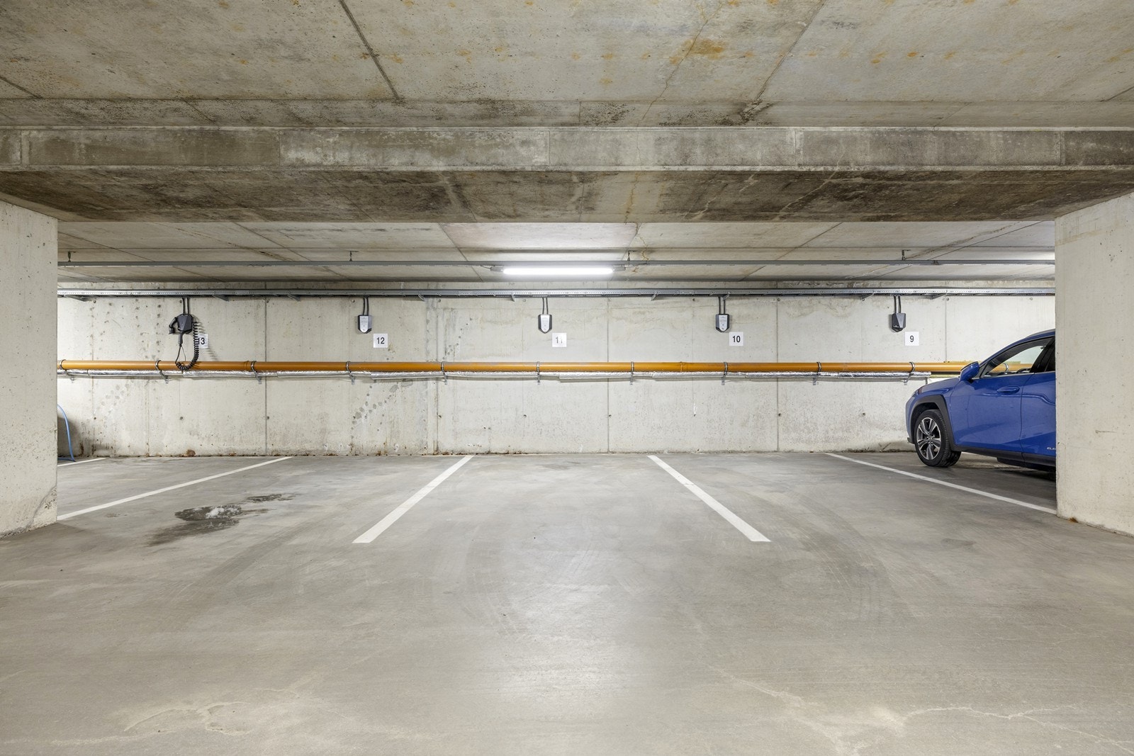 Med leiligheten følger en fast parkeringsplass med elbil-lader i felles, lukket garasjeanlegg. Galleribilde