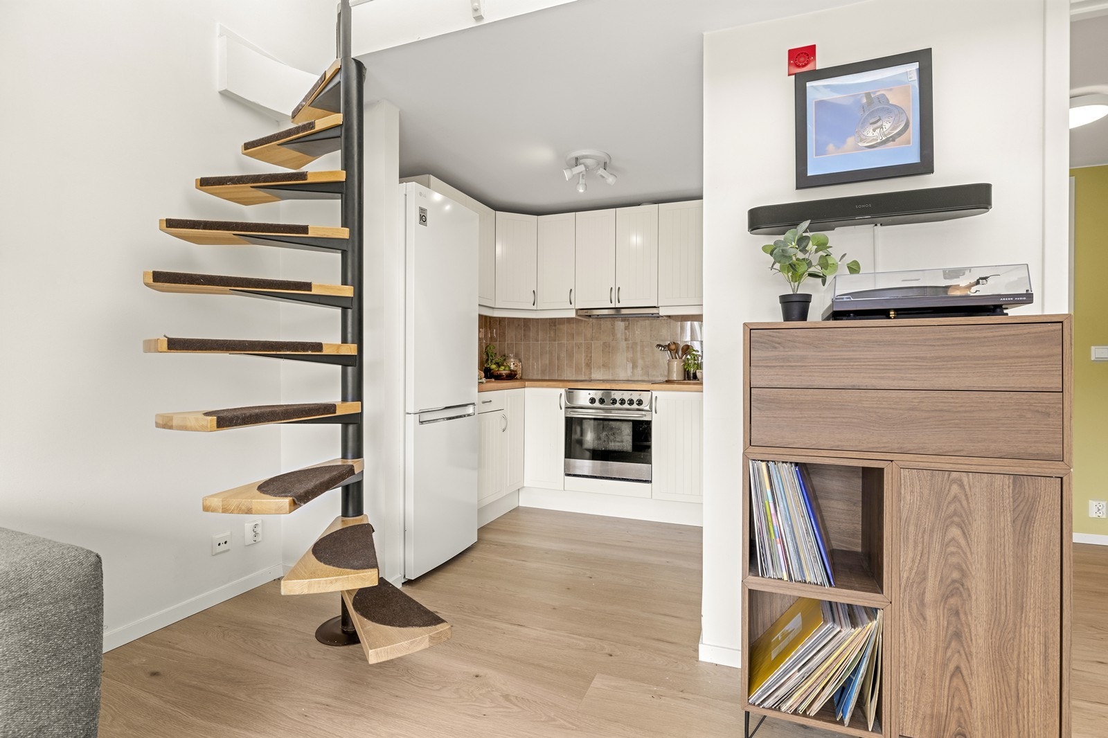 Den plassbesparende spiraltrappen gir leiligheten en unik karakter og binder etasjene sammen. Galleribilde
